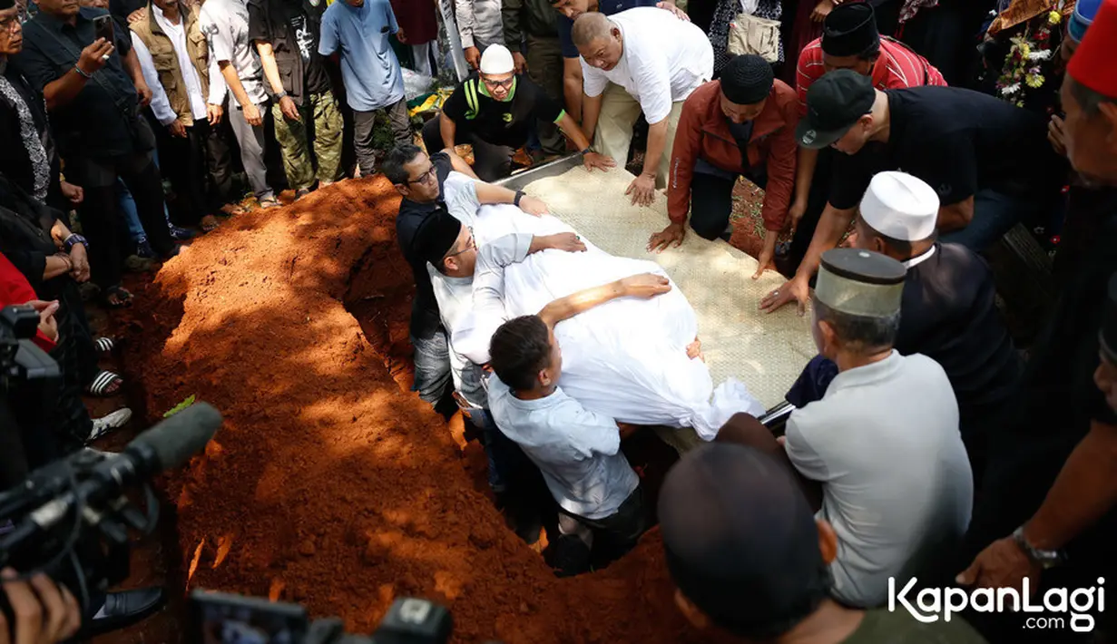 Prosesi pemakaman sekitar pukul 10.00 WIB. Anak-anak komedian yang berusia 47 tahun itu tak kuasa menahan air mata menyaksikan jenazah sang ayah dimakamkan. [Foto: Bayu Herdianto/KapanLagi.com]