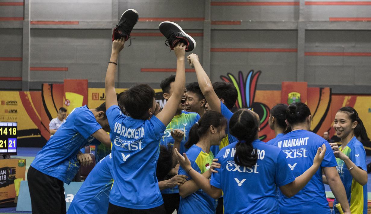 Para pebulutangkis Exist merayakan kemenangan atas Jaya Raya pada final tim beregu Pembangunan Jaya Cup 2019 di GOR Jaya Raya, Banten, Sabtu (21/12). Exist menang 3-1 atas Jaya Raya. (Bola.com/Vitalis Yogi Trisna)