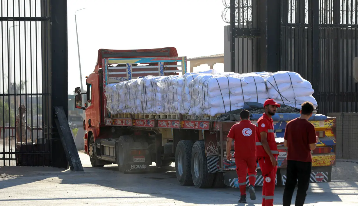 Sebelumnya, Perserikatan Bangsa Bangsa (PBB) melaporkan bahwa seluruh penduduk Gaza atau sekitar 2,1 juta jiwa kini berada dalam kondisi rawan pangan. Mereka tak lagi memiliki akses yang pada makanan yang cukup, bergizi, dan aman. Sementara, data dari Kementerian Kesehatan Gaza menyebutkan, 900 ribu anak sedang kelaparan, sementara 70 ribu lainnya sudah menunjukkan gejala malnutrisi. (Foto oleh AFP)