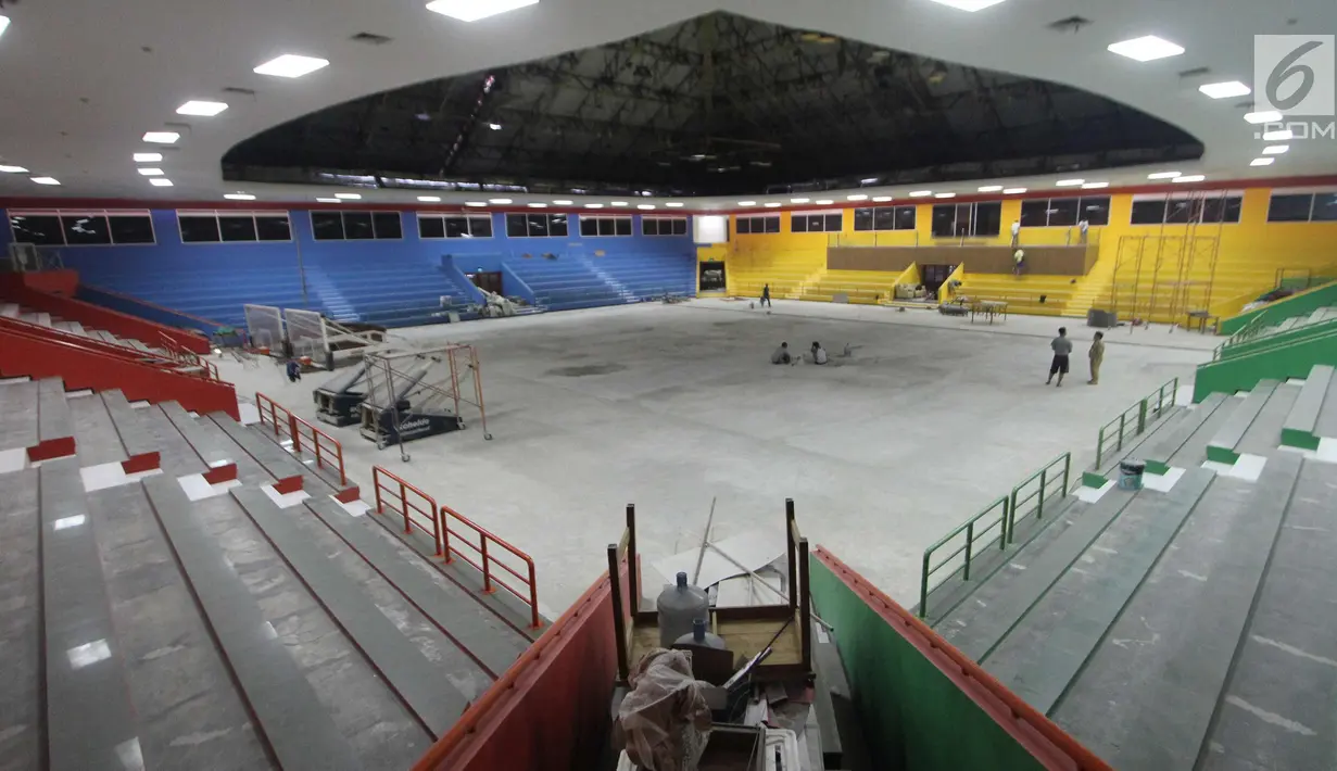 Suasana aktivitas pekerja proyek renovasi gelanggang olahraga (GOR) Soemantri Brodjonegoro, Jakarta, Kamis (18/1). Renovasi ini bertujuan untuk menunjang kegiatan Asian Games 2018. (Liputan6.com/Arya Manggala)