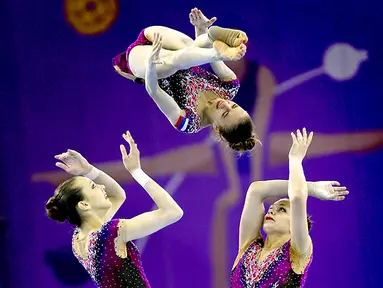 Aksi tim senam Rusia pada Kejuaraan Eropa di Baku, Azerbaijan.  (EPA/Robert Ghement)
