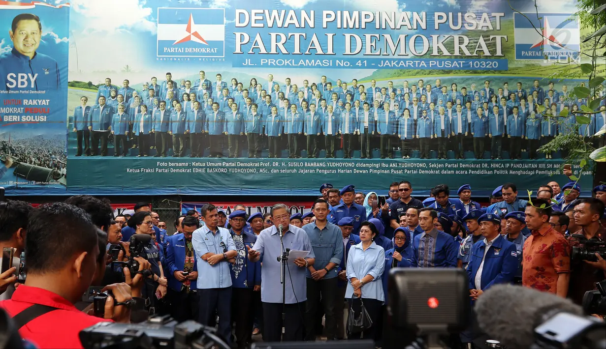 Suasana ketika Ketua Umum Partai Demokrat Susilo Bambang Yudhoyono (SBY) saat memberi keterangan pers di DPP Partai Demokrat, Jakarta, Selasa (6/2). (Liputan6.com/JohanTallo)