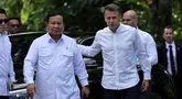 Presiden Republik Indonesia Prabowo Subianto (kiri) bersama Presiden Prancis Emmanuel Macron ketika mengunjungi Candi Borobudur di Magelang pada Kamis 29 Mei 2025. (YASUYOSHI CHIBA/POOL/AFP)