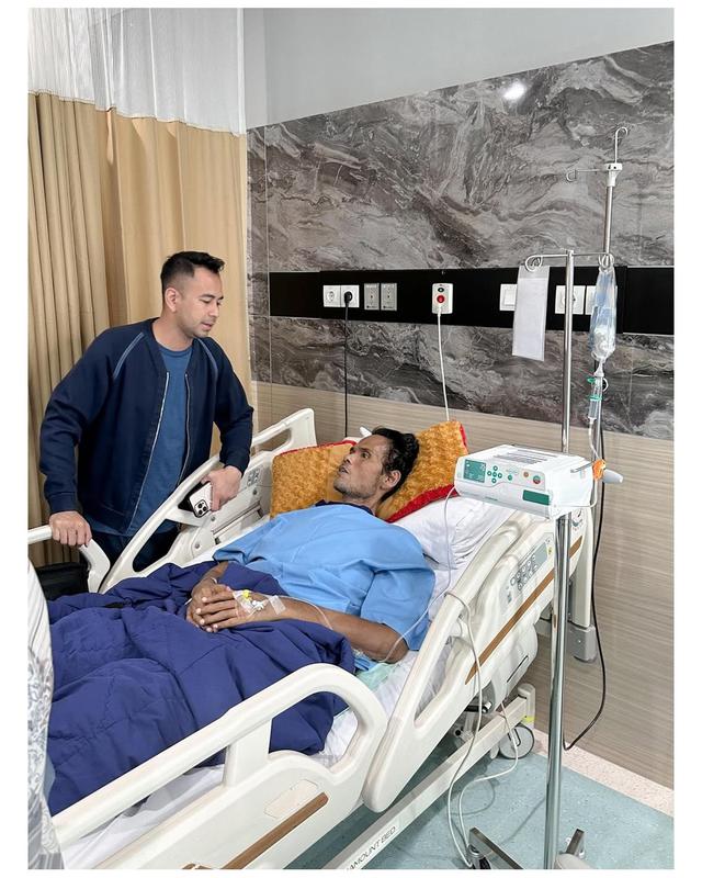 5 Potret seleb jenguk Fahmi Bo yang sakit stroke, Raffi Ahmad beri janji biaya pengobatan
