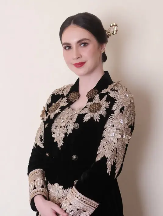 <p>Arumi pun menambahkan aksesori anting keemasan minimalis untuk penampilannya tersebut. @hanzulmi</p>