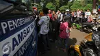 Warga mengantri di Gerai Pelayanan Samsat Keliling di Jalan Kalibata Raya, Jakarta, Senin (11/7). Pasca libur lebaran 2016, gerai Samsat Keliling kembali beroperasi melayani pembayaran pajak kendaraan bermotor. (Liputan6.com/Helmi Fithriansyah)