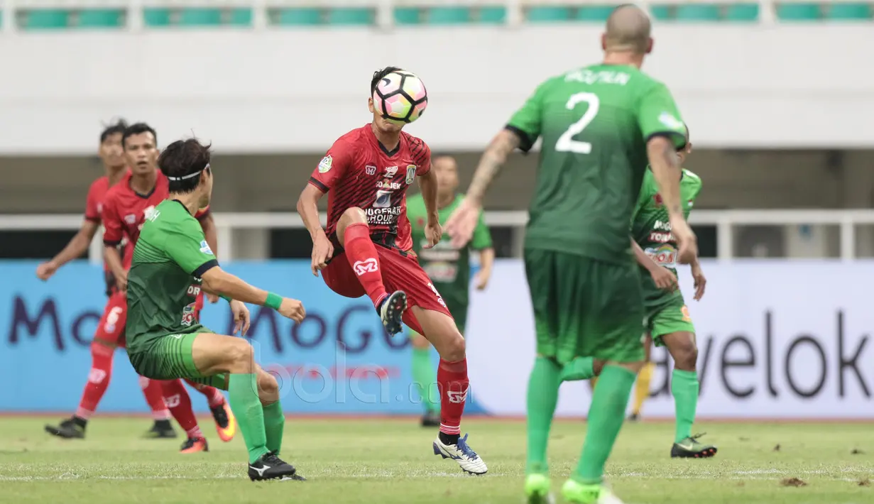 Aksi pemain Persiba Balikpapan, Masahito Noto (tengah) mencoba keluar dari kepngan pemain PS TNI pada Lanjutan Liga 1 2017 di Stadion Pakansari, Bogor, Jumat (5/5/2017). PS TNI dan Persiba bermain imbang 1-1.  (Bola.com/Nicklas Hanoatubun)
