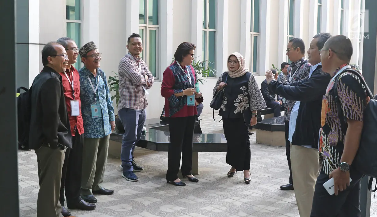 Sejumlah Capim KPK berbincang sebelum mengikuti tes psikologi di Pusdiklat Kemensetneg, Jakarta, Minggu (28/7/2019). Dalam tes psikologi ini diikuti oleh 104 peserta setelah melalui proses seleksi pada tes administrasi. (Liputan6.com/Herman Zakharia)