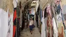 Binaragawati Palestina Anoush Belian berjalan ke tempat gym di Yerusalem (20/8/2015). Belian merupakan binaragawati pertama Palestina yang akan mengikuti kompetisi di Israel. (REUTERS/Ammar Awad)