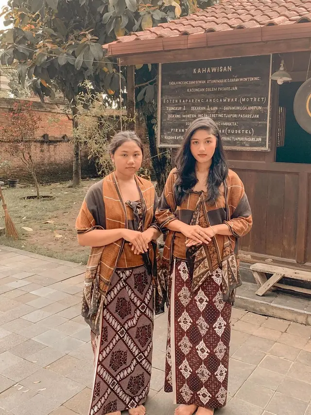 6 Potret Shania Adik Erina Gudono yang Baru Lulus Ujian Skripsi, Curi Perhatian