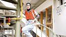 Hijab dengan model lilitan juga bisa dikombinasikan dengan vest yang sedang tren saat ini. Pakaian  Tantri Namirah yang colorful ini bisa jadi rekomendasimu. (Instagram @tantrinamirah)