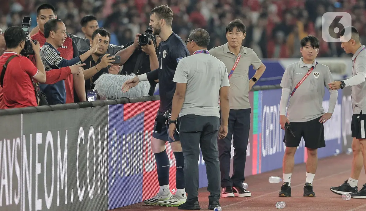 <p>Presiden Republik Indonesia, Joko Widodo (Jokowi) menyapa penjaga gawang timnas Indonesia Maarten Paes usai laga kedua Grup C putaran ketiga Kualifikasi Piala Dunia 2026 Zona Asia di Stadion Utama Gelora Bung Karno (SUGBK), Jakarta, Selasa (10/9/2024). (Liputan6.com/Angga Yuniar)</p>