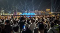 Pertunjukan cahaya yang menawan disajikan Hangzhou Olympic Sports Centre Stadium jelang pembukaan Asian Games 2023. (Philip FONG/AFP)