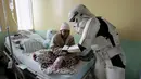 Seorang cosplayer berpakaian Stormtrooper berbincang dengan seorang pasien saat acara amal oleh El Salvador Star Wars fan club di Rumah Sakit Benjamin Bloom Anak Nasional di San Salvador, El Salvador (14/12). (REUTERS/Jose Cabezas)