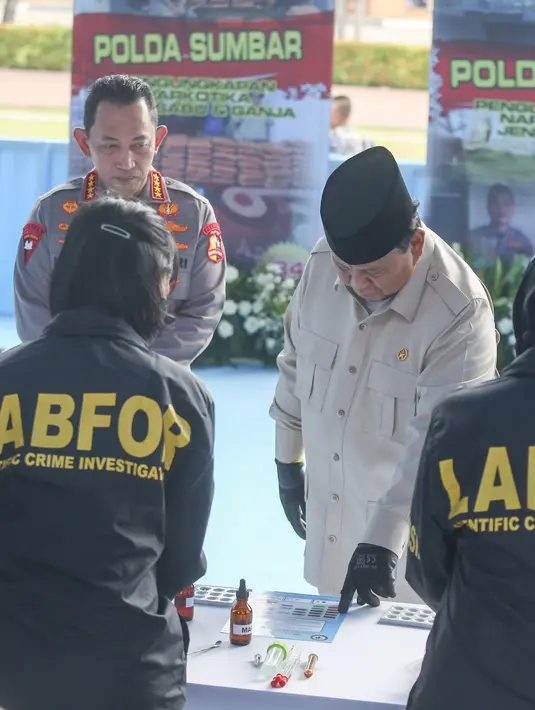 Presiden Prabowo Subianto (kanan) bersama Kapolri Jenderal Listyo Sigit Prabowo melakukan pengecekan sebelum memusnahkan barang bukti narkoba sitaan Kepolisian Republik Indonesia, di Lapangan Bhayangkara, Mabes Polri, Rabu (29/10/2025). (merdeka.com/Arie Basuki)