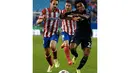 Gelandang Atl Madrid, Juanfran (kiri) dan gelandang serang Chelsea, Willian, dalam laga pertama semifinal Liga Champions di stadion Vicente Calderon, Madrid, (23/4/2014). (REUTERS/Paul Hanna) 
