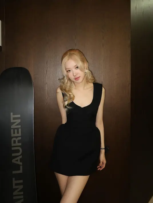 Tanpa detail yang rumit, Rose tak kalah memesona perhatian saat  mengenakan mini dress dengan kerah u-neck. Tatanan rambut blonde bergelombang pun semakin menambah daya tarik pada penampilannya yang sederhana.  [@roses_are_rosie].