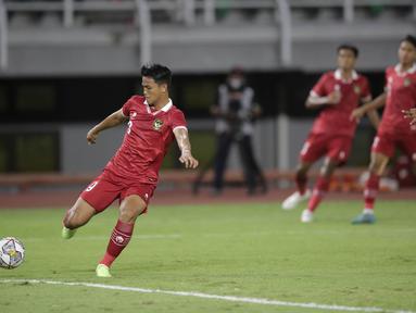 Timnas Indonesia U-20 sudah unggul 1-0 pada menit ke-11 melalui Hokky Caraka. Sepakan kaki kanannya usai menerima umpan Kakang Rudianto sempat membentur pemain belakang Timor Leste yang akhirnya mengecoh kiper Timor Leste yang mati langkah. (Bola.com/Ikhwan Yanuar)