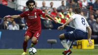 Gelandang Liverpool, Mohamed Salah, berusaha melewati gelandang Tottenham Hotspur, Harry Winks, pada laga Premier League di Stadion Wembley, Sabtu (15/9/2018). Tottenham Hotspur takluk 1-2 dari Liverpool. (AFP/Ian Kington)