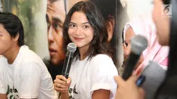 Aktris Putri Marino dalam konferensi pers film Jelita Sejuba (Mencintai Ksatria Negara) di Jakarta, Rabu (7/3). Putri berperan sebagai istri tentara yang hatinya selalu bergejolak setiap kali suaminya ditugaskan negara. (Liputan6.com/Immanuel Antonius)