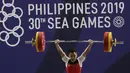 Lifter Eko Yuli melakukan angkatan saat SEA Games 2019 cabang angkat besi nomor 61 kg di Stadion Rizal Memorial, Manila, Minggu (1/12). Dirinya meraih emas dengan total angkatan 309 kg. (Bola.com/M Iqbal Ichsan)