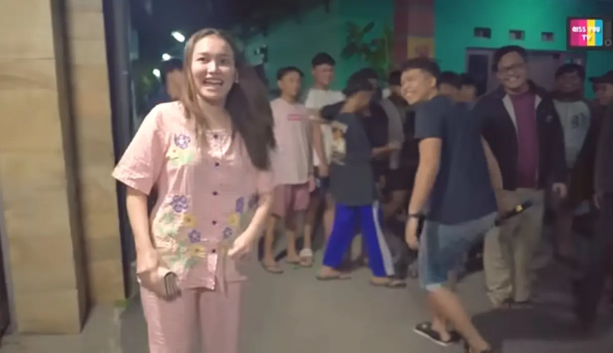 Didepan rumah Ayu, para pemuda tersebut menyanyikan yel  yel sambil menabuh beduq.  Tampak beberapa pemuda juga ikut bergoyang mengikuti irama. [Youtube/Qiss You TV][Youtube/Qiss You TV]