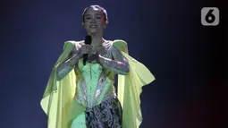 Sejumlah lagu dibawakan Yura Yunita yang memulai konser tepat pukul 20.00 WIB. (Liputan6.com/Helmi Fithriansyah)