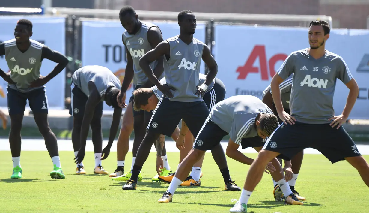 Para pemain Manchester United mengikuti sesi latihan di Universitas California, AS, Jumat (14/7/2017). Skuad Setan Merah akan tampil di turnamen pramusim bertajuk International Champions Cup. (AFP/Robyn Beck)