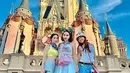 Femmy Permatasari sedang menikmati liburan di Jepangbersama dua putrinya, Richita Permata Djaya dan Brigidta Permata Djaya. Saat liburan ke luar negeri, ia sering dianggap sebagai kakak dari Cinta dan Brigidta. [Instagram/femmypermatasari]