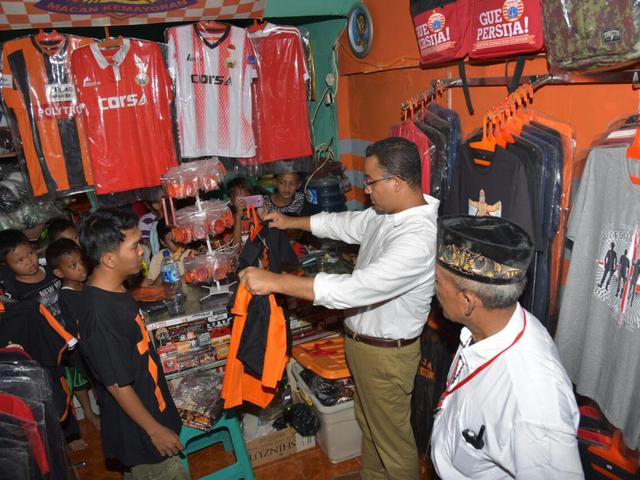 Kampanye Di Kalideres Anies Borong Kaos Persija Pilkada Liputan6 Com