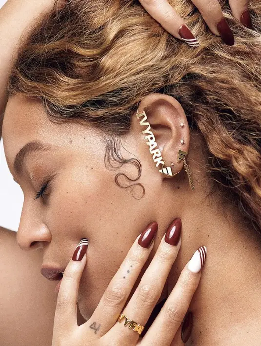 <p>Beyonce tampil mewah dengan kutek warna cokelat dipadukan sedikit warna putih di kukunya. Sangat cocok dengan warna kulit gelapnya. @beyonce</p>