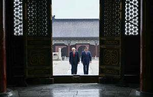 Presiden Tiongkok, Xi Jinping (kanan) dan Presiden Amerika Serikat (AS), Donald Trump saat mengunjungi Temple of Heaven, Beijing, Kamis 14 Mei 2026. (Brendan Smialowski/Pool Photo via AP)