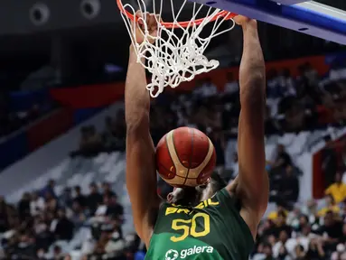 Pemain timnas basket Brasil, Bruno Caboclo saat memasukkan bola ke dalam jaring Pantai Gading pada penyisihan Grup G FIBA World Cup 2023 di Indonesia Arena, Gelora Bung Karno, Jakarta, Rabu (30/8/2023). (Liputan6.com/Helmi Fithriansyah)