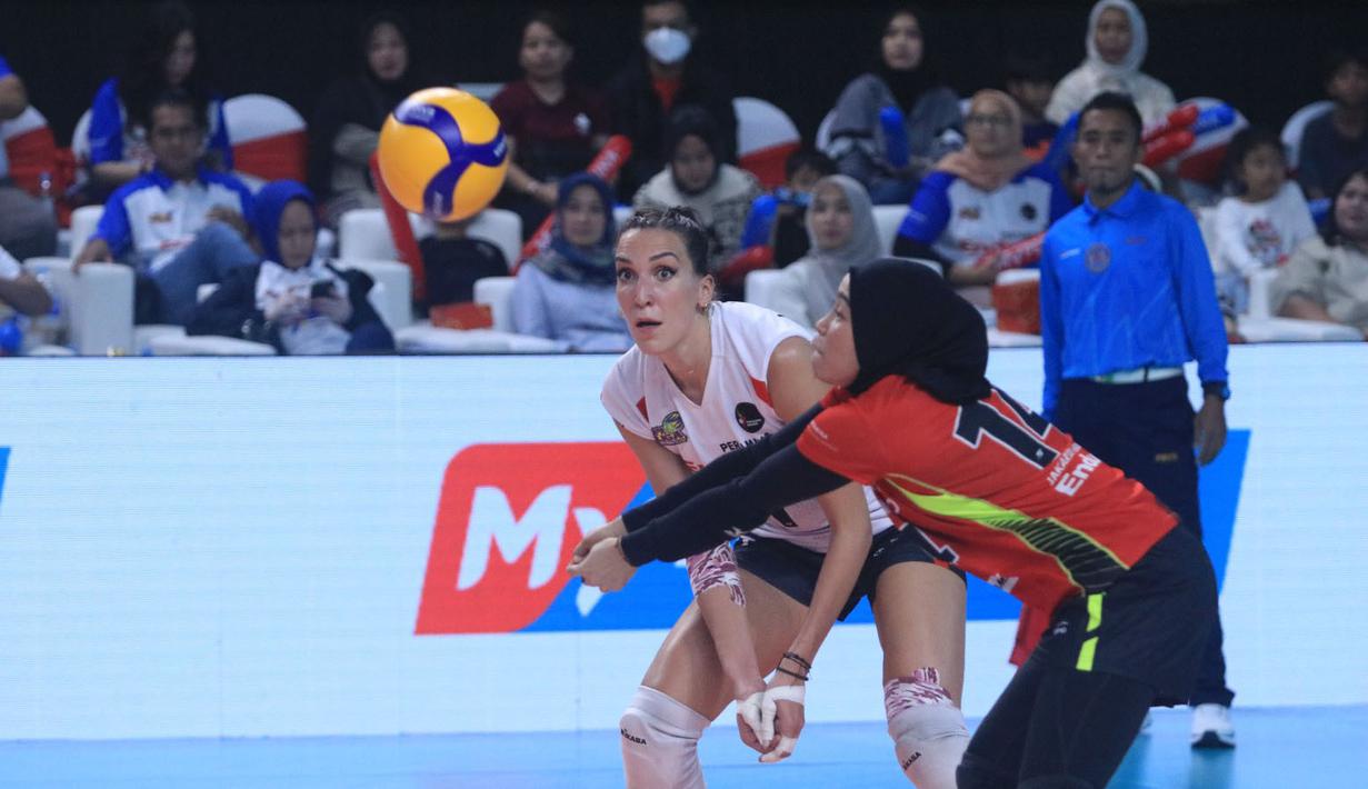<p>Pemain Jakarta Pertamina Enduro, Dita Azizah (kanan) menerima bola serve saat menghadapi Jakarta Livin Mandiri pada laga seri ketiga putaran kedua PLN Mobile Proliga 2024 di GOR Ken Arok, Malang, Minggu (16/6/2024). Jakarta Livin Mandiri kalah 0-3 (19-25, 20-25, 18-25). (Dok. PBVSI)</p>