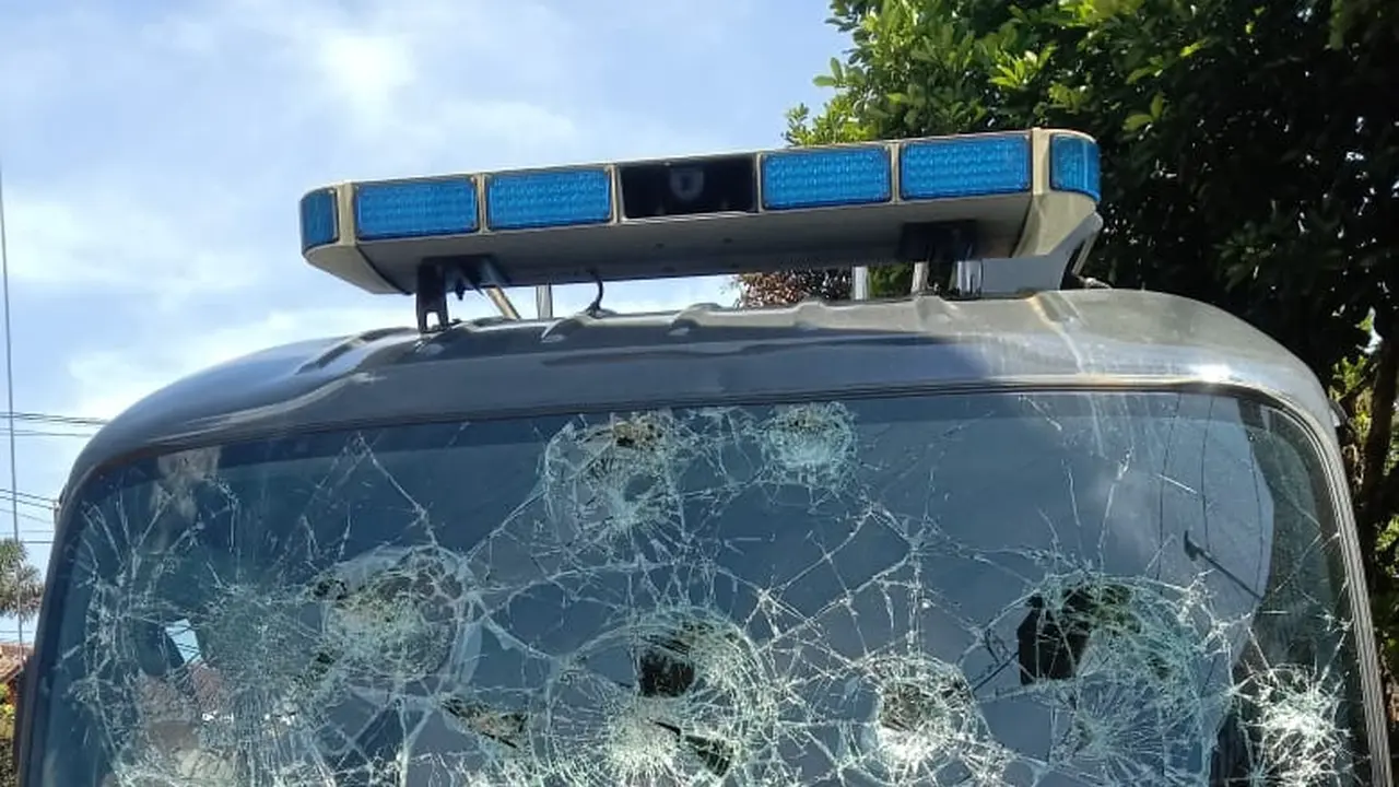 Sebuah kendaraan Binmas milik Polres Tasikmalaya, Jawa Barat nampak rusak setelah dirusan sekelompok massa dalam aksi demo minta pembebasan HRS di Kantor Kejaksaan Tasikmalaya.
