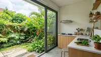 7 Desain Dapur Mungil Dekat Taman Agar Terasa Lebih Sejuk dan Terang, Bebas Pengap