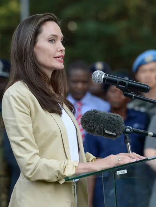 Selain itu, saat ini ia lebih merasa jadi diri sendiri dari kehidupan yang dijalaninya selama beberapa tahun belakangan ini. “Angelina kini lebih menjadi diri sendiri dibandingkan beberapa tahun lalu,” tambahnya. (AFP/Bintang.com)