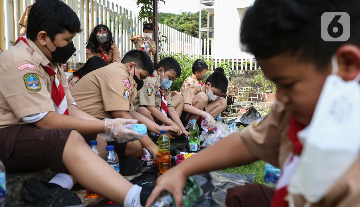 Siswa mengikuti kegiatan belajar mengajar secara tatap muka di luar ruangan saat PPKM level 1 di SD Pangudi Luhur, Jakarta, Rabu (25/5/2022). PPKM level 1 kini diberlakukan untuk wilayah Jakarta dan sekitarnya. Selama PPKM level 1, sekolah di Jabodetabek bisa melangsungkan Pembelajaran Tatap Muka (PTM) 100 persen. (Liputan6.com/Johan Tallo)