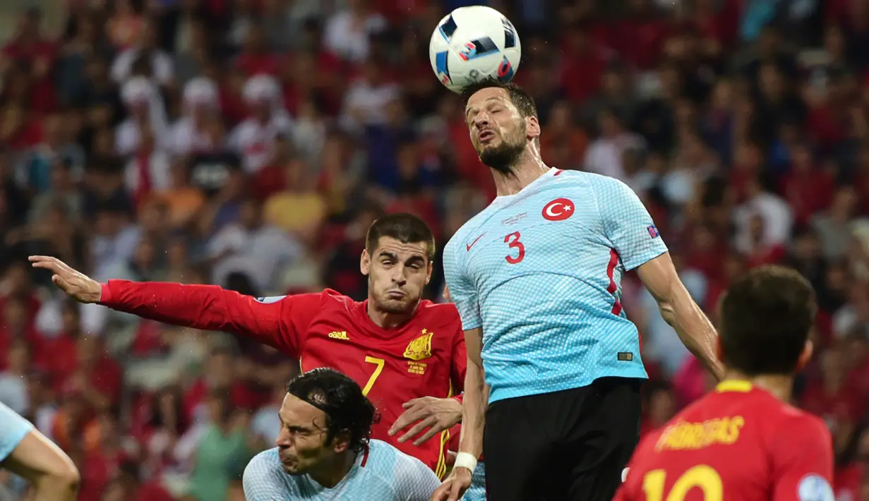 Duel antara pemain Spanyol dan Turki pada laga Grup D Piala Eropa 2016 di Allianz Riviera, Nice, Sabtu (18/6/2016) dini hari WIB. (AFP/Bulent Kilic)