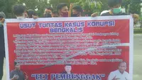 Demonstrasi mahasiswa terkait korupsi jalan di Bengkalis di Kejati Riau. (Liputan6.com/M Syukur)