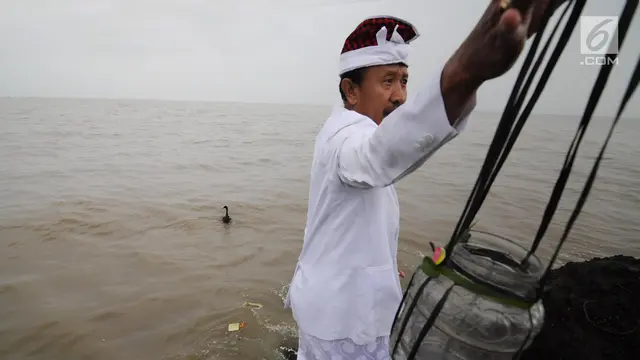 Sambut Nyepi, Umat Hindu Gelar Melasti di Pantai Marina Semarang