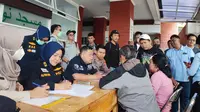 Proses identifikasi korban tabrakan beruntun di Gerbang Tol Ciawi, Bogor, dilakukan oleh tim Disaster Victim Identification (DVI) Polda Jawa Barat, Rabu (5/2/2025). (Liputan6.com/Achmad Sudarno)