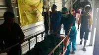 Wawan Gunawan, buruh bangunan penelan paku, menjalani operasi di Rumah Sakit Umum Daerah (RSUD) dokter Soekardjo, Kota Tasikmalaya, Jawa Barat. (Liputan6.com/Jayadi Supriadin)