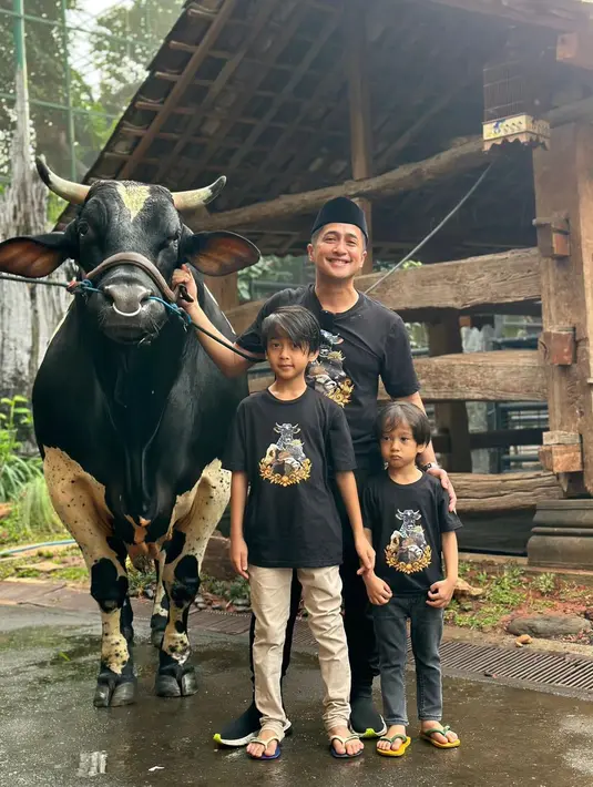 Irfan Hakim dan keduanya putranya tampil kasual dengan t-shirt bergambar Condrosimo. Condrosimo ini jadi sapi yang dikurbankan Irfan Hakim di Idul Adha tahun ini. [@irfanhakim75]