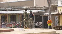 Pasukan keamanan Nigeria berjaga-jaga di lokasi ledakan bom di sebuah pasar di Kota Maiduguri. (AP/Jossy Ola)