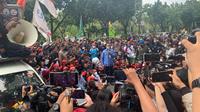 Gubernur DKI Jakarta Anies Baswedan saat menemui demonstran di Balaikota terkait UMP. (Foto: Delvira Hutabarat/Liputan6.com).