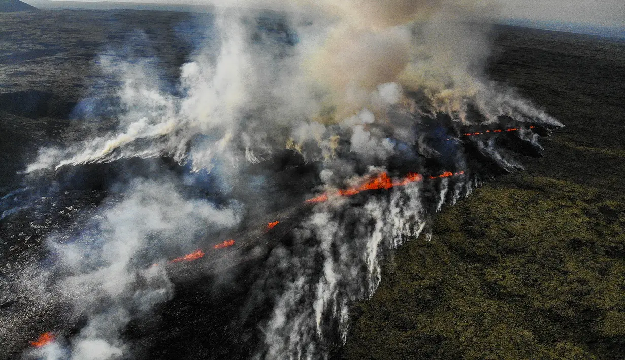 Foto udara yang diambil pada 10 Juli 2023 ini menunjukkan asap mengepul dari lahar yang mengalir selama letusan gunung berapi di dekat Litli Hrutur, barat daya Reykjavik di Islandia. (AFP/Kristinn Magnusson/Iceland Out)