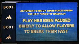 Wasit menghentikan waktu saat babak pertama untuk memberikan kesempatan kepada para pemain muslim melakukan buka puasa. (AFP/Oli Scarff)