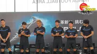 Bintang sepak bola terkenal asal Jepang dalam acara peluncuran sepatu Mizuno berjenis "Rebula", di Honda Football Area, Zozo Park, Chiba, Jepang, Senin (19/6/2017). Dari kiri ke kanan: Maya Yoshida, Shinji Okazaki, Keisuke Honda, Yuki Abe, Yuki Moto, dan 