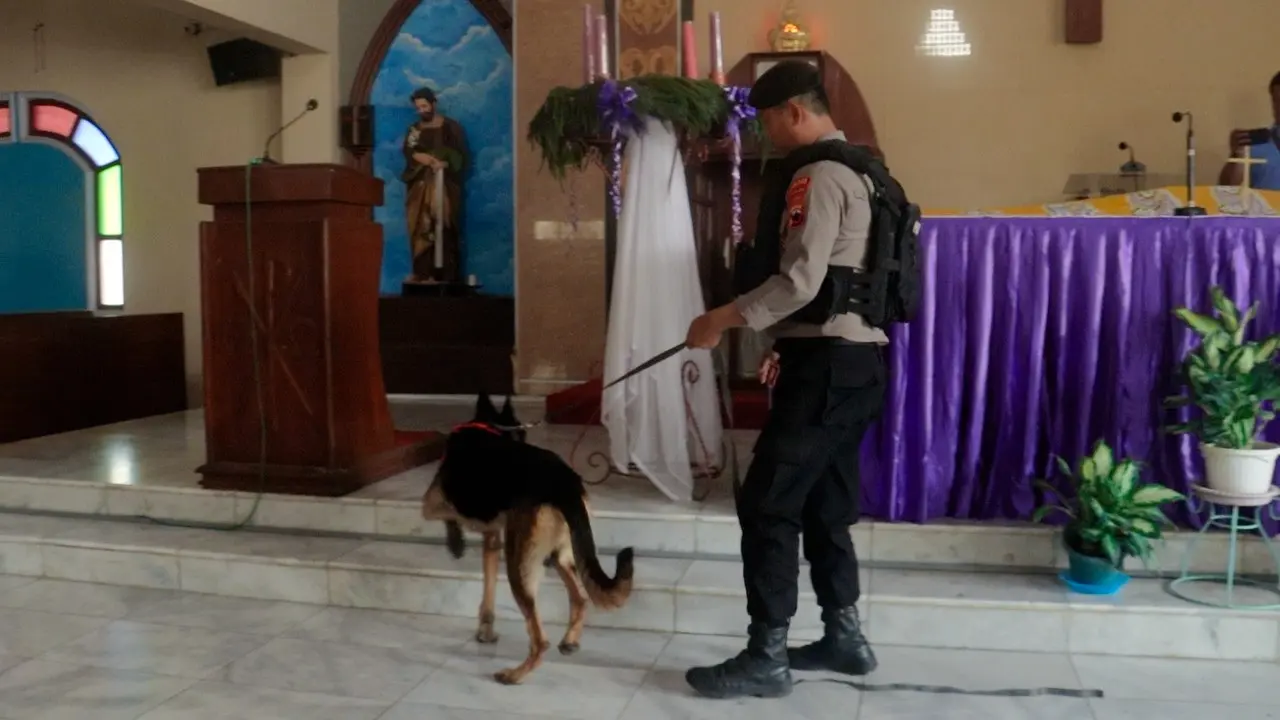 Sterilisasi gereja jelang Natal di Pemalang. (Foto: Liputan6.com/Polres Pemalang)